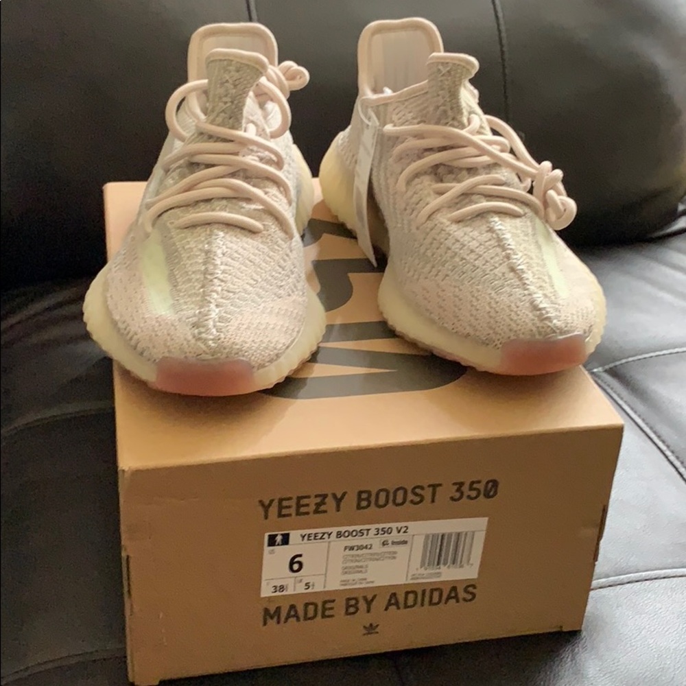 Yeezy boost 350 v2 citrin size 6 DS